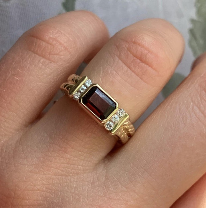 14k Yellow Gold Garnet Estate Ring