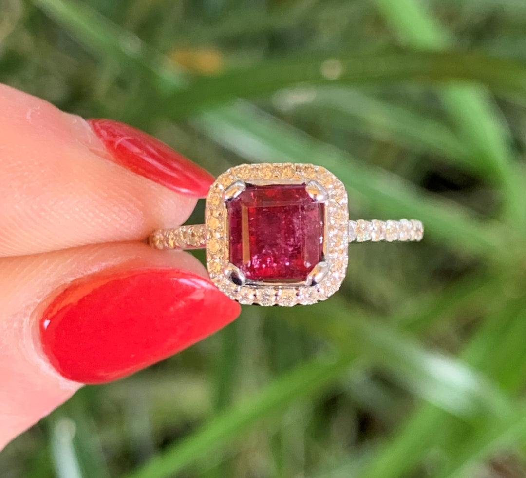 14k White Gold Halo Diamond Estate Ring