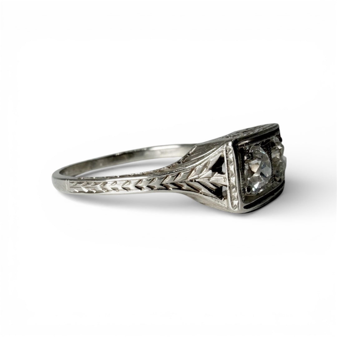 18k White Gold 2 Stone Diamonds Estate Ring