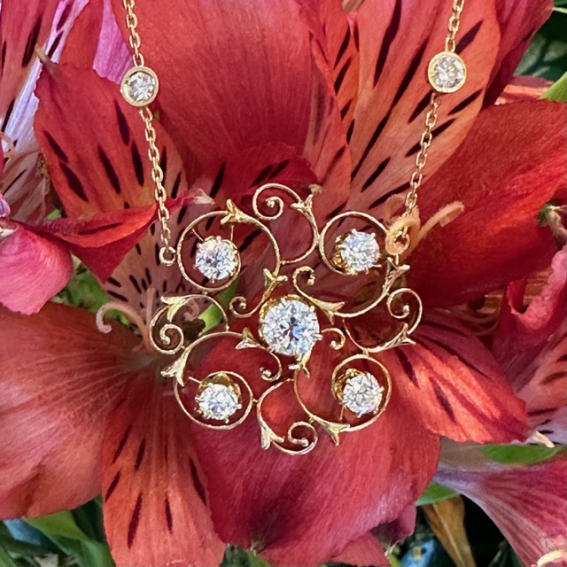 GOG Collection  Necklace EST-14KTYGMINECUTSCROLLNECK