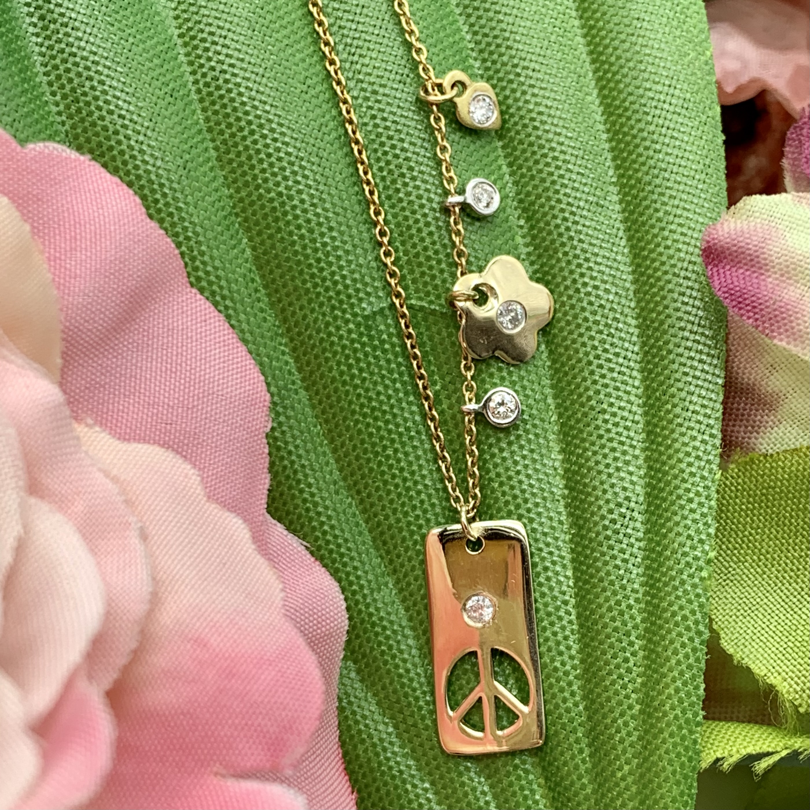 GOG Collection  Necklace EST-14KYG0.10CT