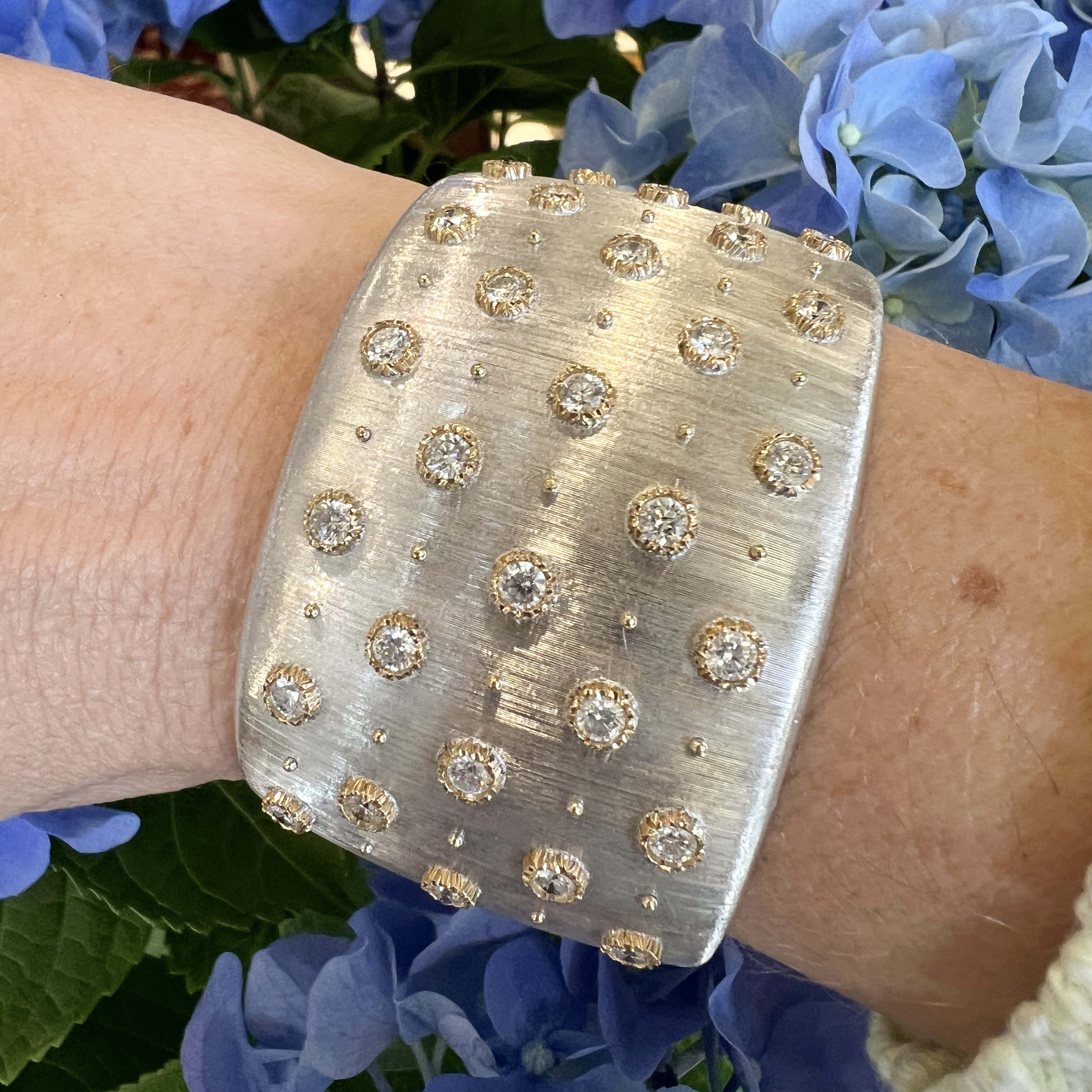 GOG Collection  Bracelet EST-18K BANGLE 396cttw