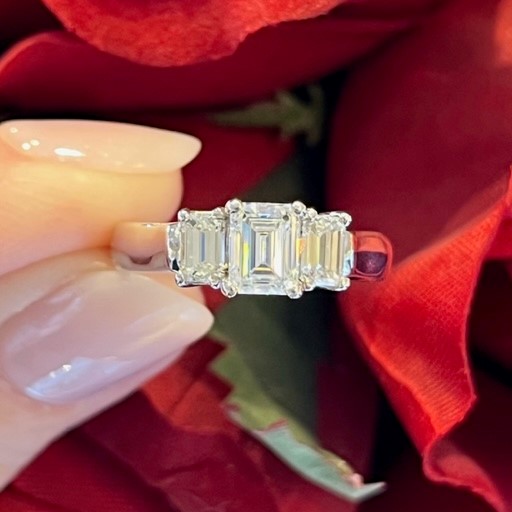 GOG Collection  Ring EST-3STONEEMERALDCUT
