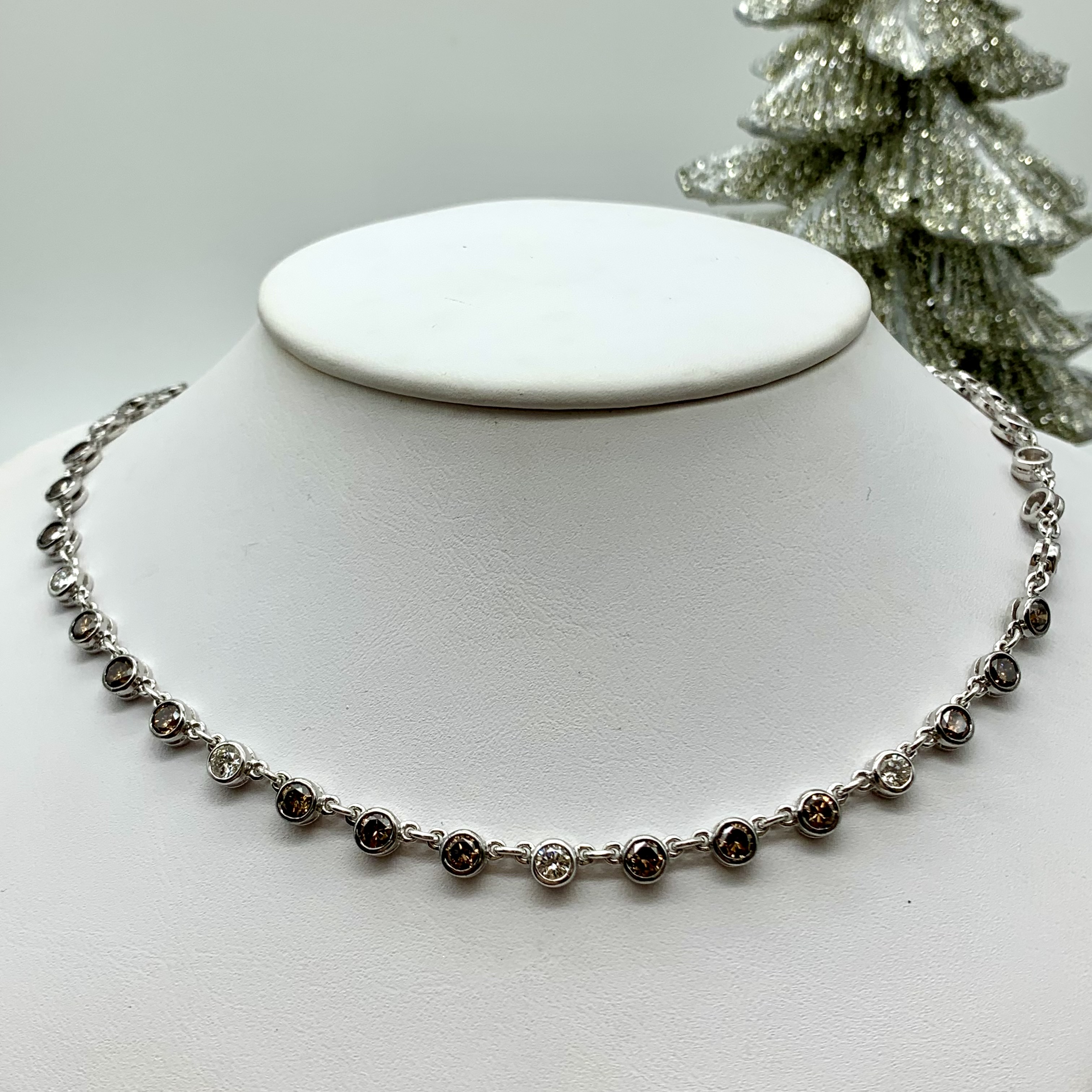 GOG Collection  Necklace EST-18KBROWNWHITE