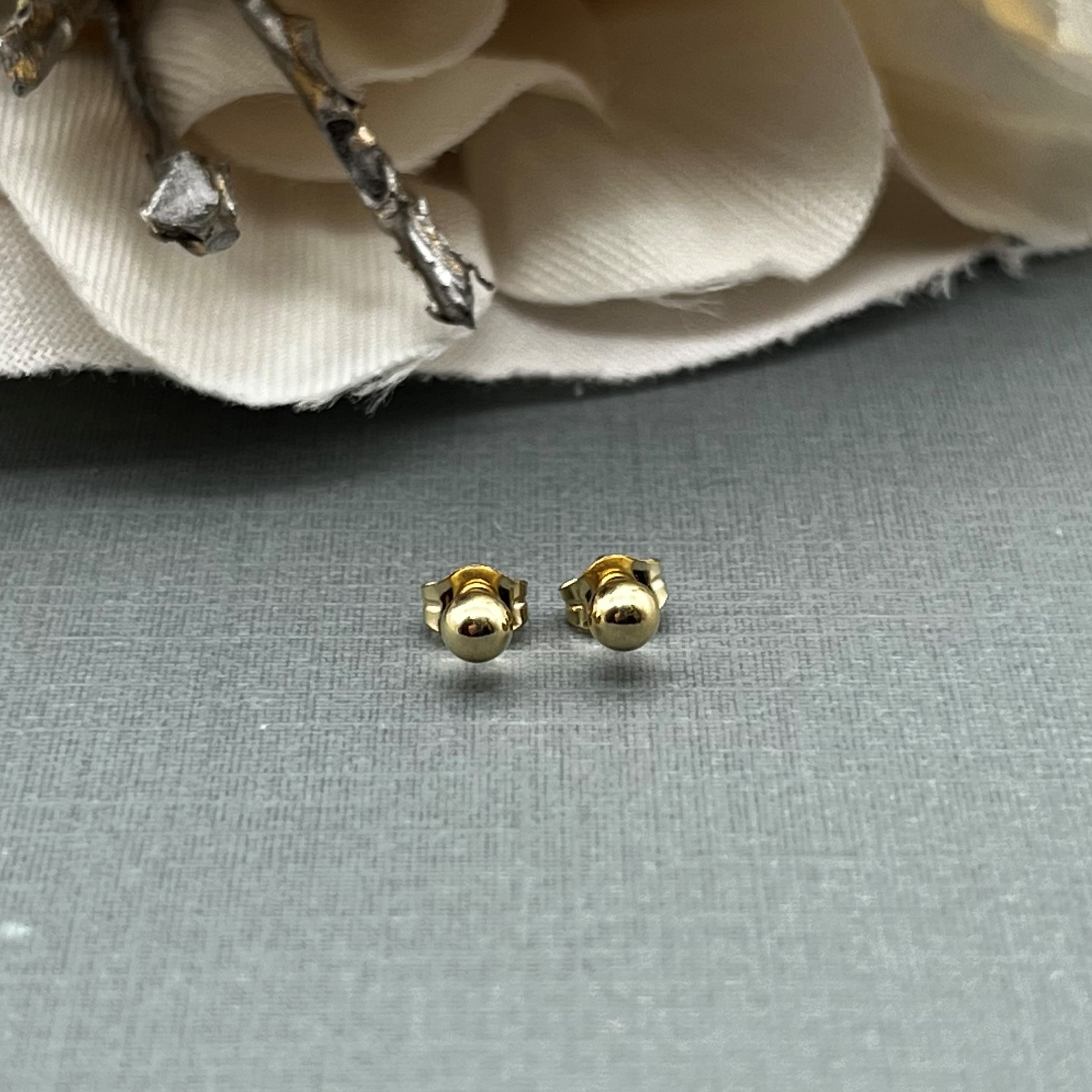 GOG Collection  Earrings M&J-14KYGBALLSTUDS